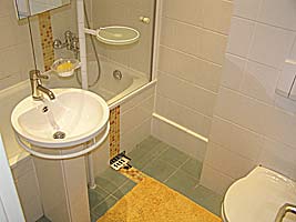 gefliestes Bad mit Badewanne