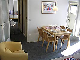 gro&szlig;er Kleiderschrank im Flur und TV im Zimmer