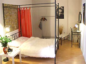 Комнаты для гостей с романтической обстановкой в Берлине