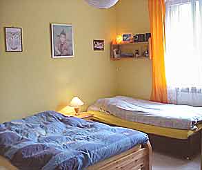 Slaapkamer met een eenpersoonsbed en een tweepersoonsbed