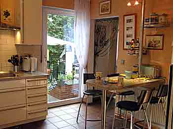 Küche zur Mitbenutzung nach Absprache. Ausgang in den Garten mit Grillmöglichkeit und Sitzecke. 