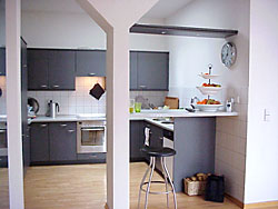 Die komplett eingerichtete Küche kann von den Gästen des Privatzimmers mit genutzt werden
