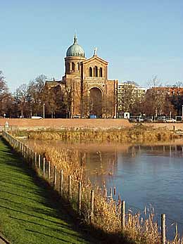 Michaelkirchplatz - davor das Engelbecken in Berlin Mitte