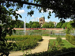 Engelbecken und im Hintergrund  die Michaelkirche