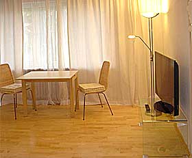 Table in the living room - Holiday apartment in Munich Schwabing