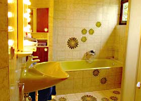 Bad mit Dusche und Badewanne