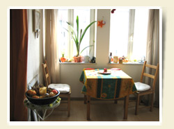 Fully equipped and practical kitchenette including refrigerator and freezer, toaster, wall cupboard with dinnerware