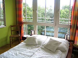 Gastenkamer met uitzicht op het groen in München