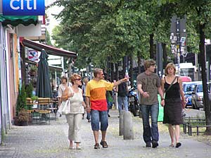 Tante possibilità per fare lo shopping, banche e caffè nel viale Schönhauser Allee