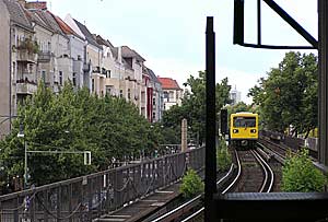 De U-Bahn station Schönhauser Allee hier op aarde, op een viaduct (magistraat-scherm)