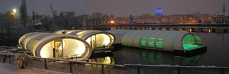 Badeschiff  (piscina flotante sobre el río)