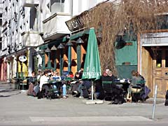 Caf&eacute; in der Simon-Dach-Stra&szlig;e
