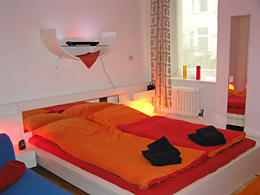 gro&szlig;es Doppelbett im G&auml;stezimmer