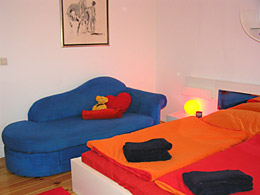zus&auml;tzliches Sofa im G&auml;stezimmer