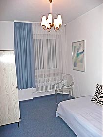 Sitzgelegenheit und Kleiderschrank im Zimmer