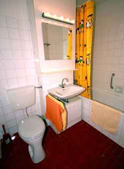 Bad mit Badewanne im Apartment München