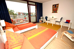 Apartment München, Schlafzimmer und Wohnzimmer mit zwei Einzelbetten, Balkon