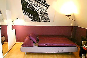 camera per ospiti con letto matrimoniale e con TV a Monaco