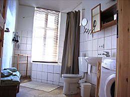 el baño con bañera del apartamento en Berlín