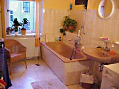 Das Bad mit Badewanne wird gemeinsam genutzt