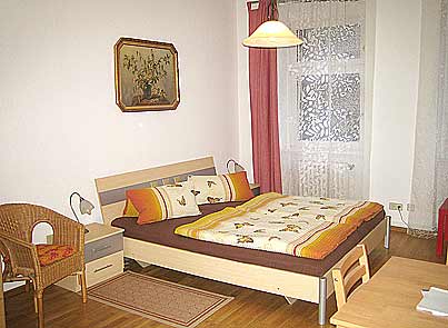 Einzelbett und großer Kleiderschrank im Zimmer