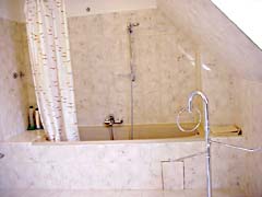 Das Bad mit Badewanne