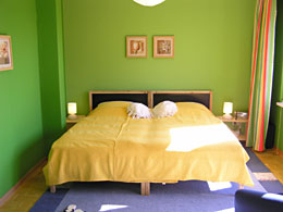 Zwei Einzelbetten im Zimmer