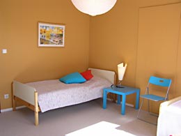 Zwei Einzelbetten im Zimmer