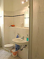 gefliestes Bad mit Dusche