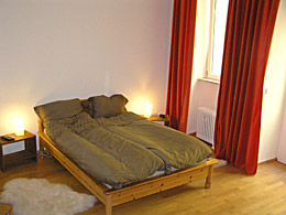 apartamento con una gran cama doble