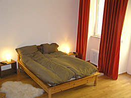 gro&szlig;es Doppelbett