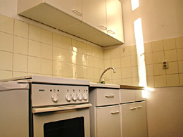 Keuken met gereedschap en kookgelegenheid