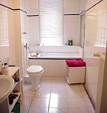 La salle de bains s’utilise en commun avec les hébergeants
