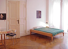 großes Zimmer mit Doppelbett