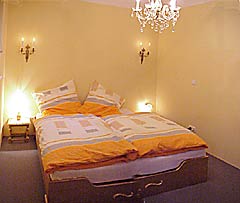 gran cama doble en la habitaci&oacute;n