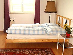 Gästezimmer mit Doppelbett in Schwaig nahe der Terme Erding