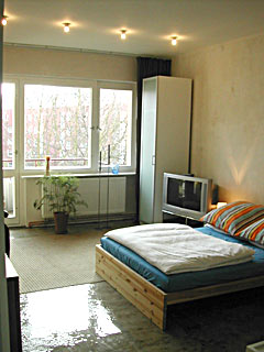 gro&szlig;es Zimmer mit Doppelbett