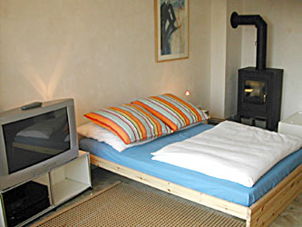 gro&szlig;es Zimmer mit Doppelbett