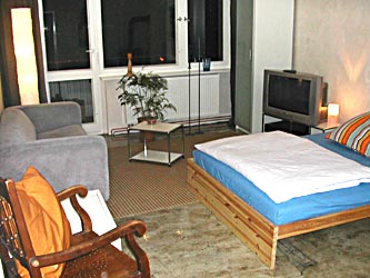 gro&szlig;es Zimmer mit Doppelbett