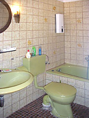 Gefliestes Bad mit Badewanne
