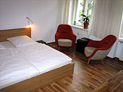Zdjęcie dużego podwójnego łóżka w jednym z pokoi aprtamentowych w Berlinie Prenzlauer Berg