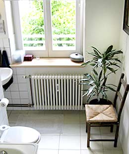 Salle de bain carrelée avec baignoire