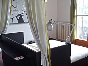Gran cama doble en el apartamento
