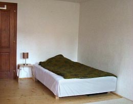 Camera da letto con un ampio letto matrimoniale a Monaco