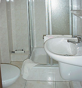 eigenes Bad mit Dusche