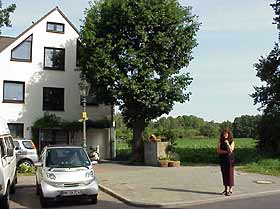 das Haus mit Gastgeberin von außen