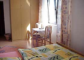 Tisch und Kleiderschrank am Fenster