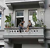 Spille på  balkonen i Düsseldorf Ackerstrasse