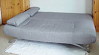 ausgeklapptes Schlafsofa