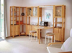 Schreibtisch und Schrank